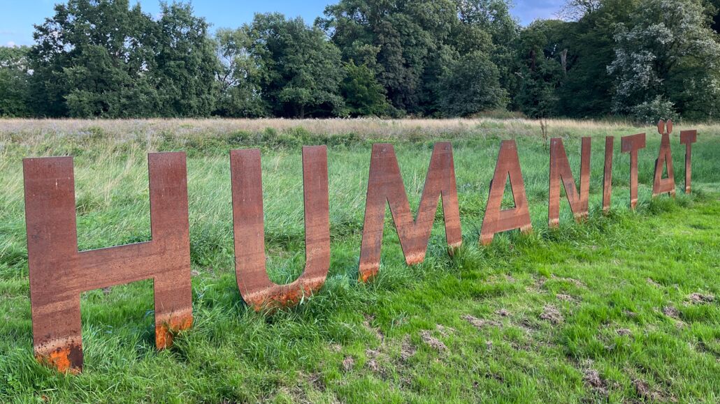 Kunstinstallation Humanität im Hinüberschen Garten bei Hannover