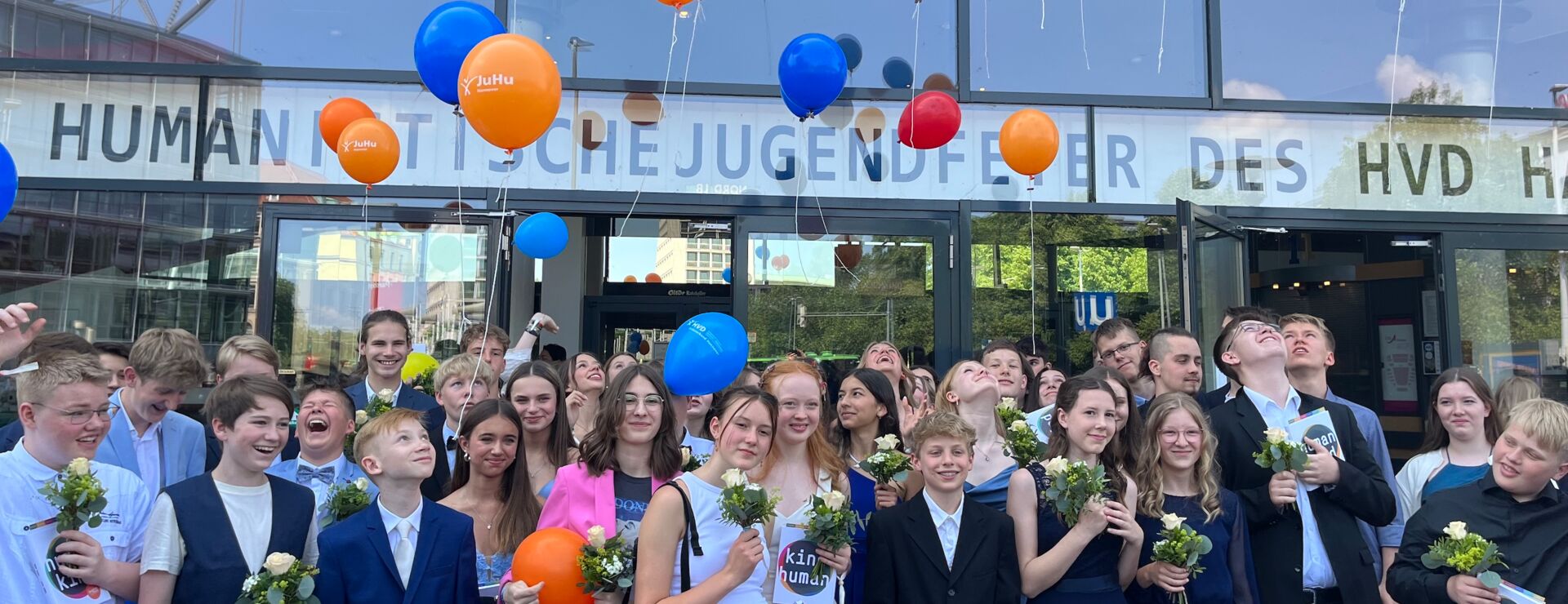 Junge Humanisten vor dem Theater am Aegi in Hannover