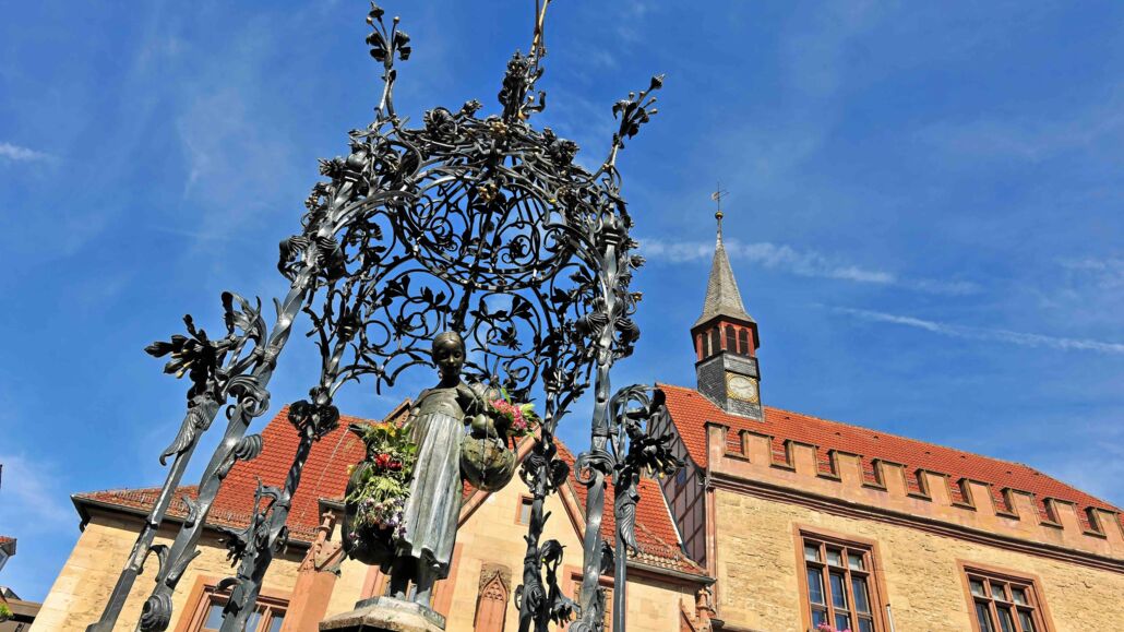 Blick auf den Gänseliesel-Brunnen in Göttingen