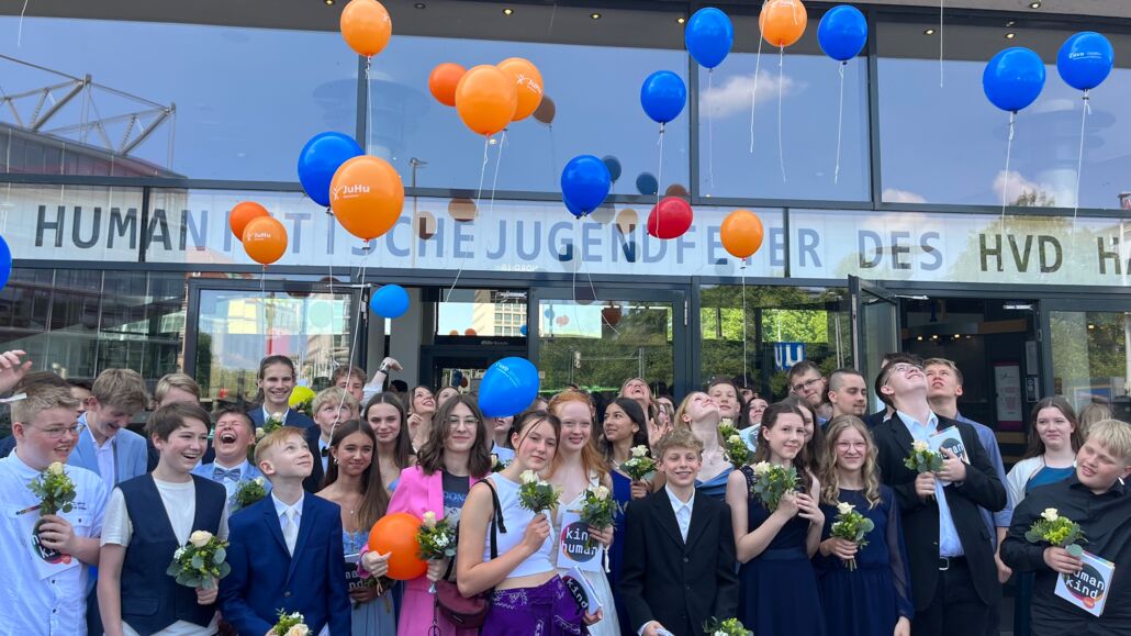 Junge Humanisten vor dem Theater am Aegi in Hannover.